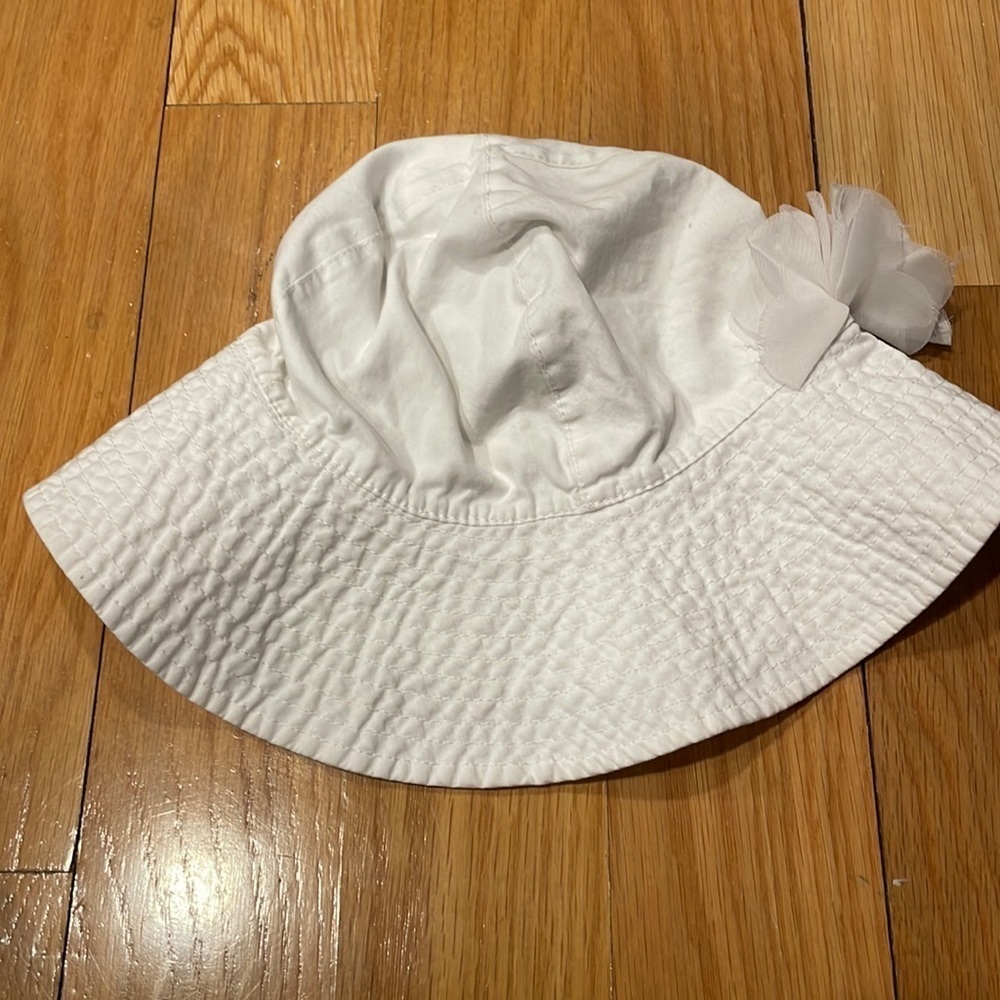 Carters 2T to 4 t white hat good condition